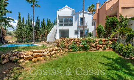 Semi-detached townhouse with sea views for sale just east of Marbella centre 71771