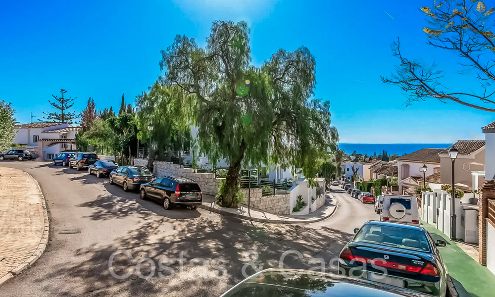 Semi-detached townhouse with sea views for sale just east of Marbella centre 71785