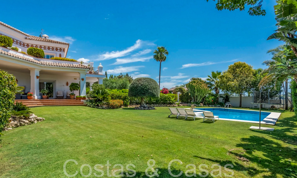 Luxury character villa for sale in a privileged urbanisation in Benahavis - Marbella 71818