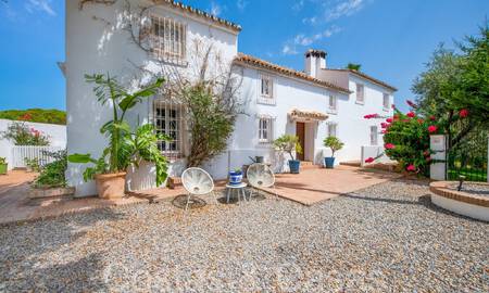 Charming traditional villa for sale with guest house and tennis court, close to the beach in Benahavis - Marbella 71889