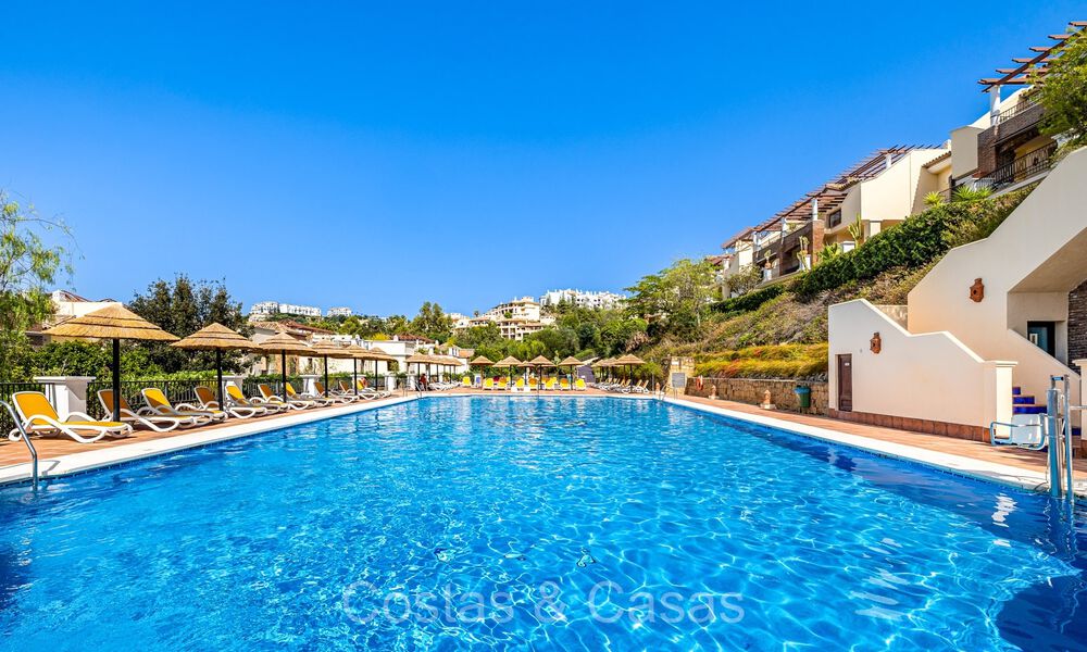 Move-in ready, spacious 3-bedroom apartment for sale surrounded by golf courses in Benahavis - Marbella 72134