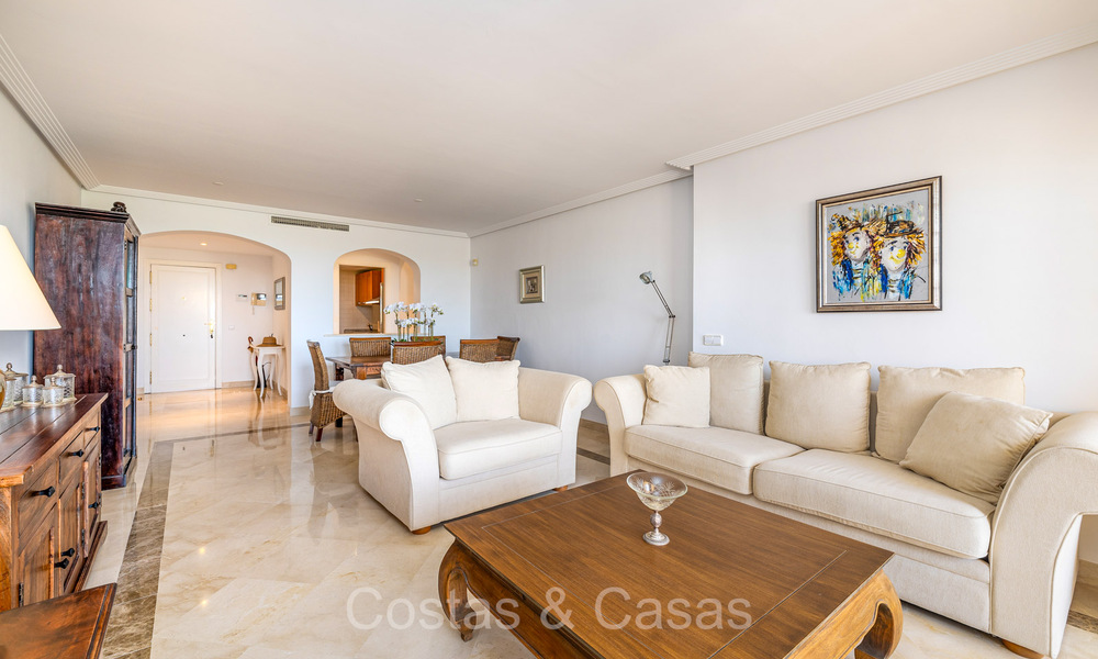 Move-in ready, spacious 3-bedroom apartment for sale surrounded by golf courses in Benahavis - Marbella 72138