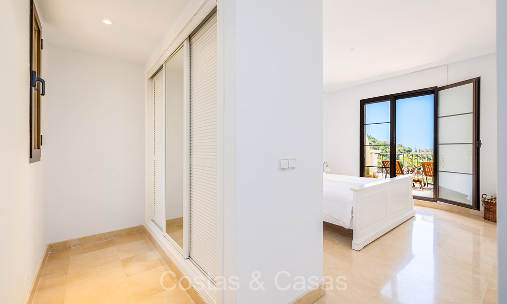 Move-in ready, spacious 3-bedroom apartment for sale surrounded by golf courses in Benahavis - Marbella 72144