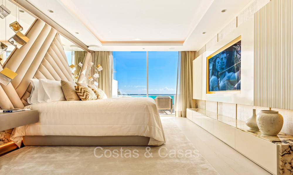 Prestigious penthouse with frontal sea views for sale, frontline beach in Puente Romano, Golden Mile, Marbella 72378