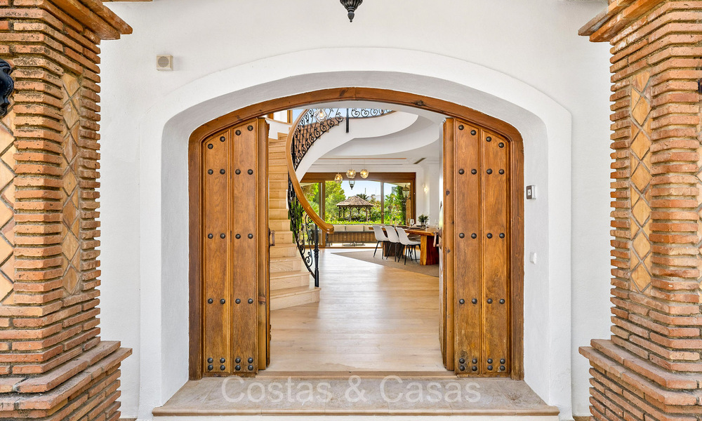 Majestic traditional style villa for sale with panoramic sea views in Marbella - Benahavis 72544