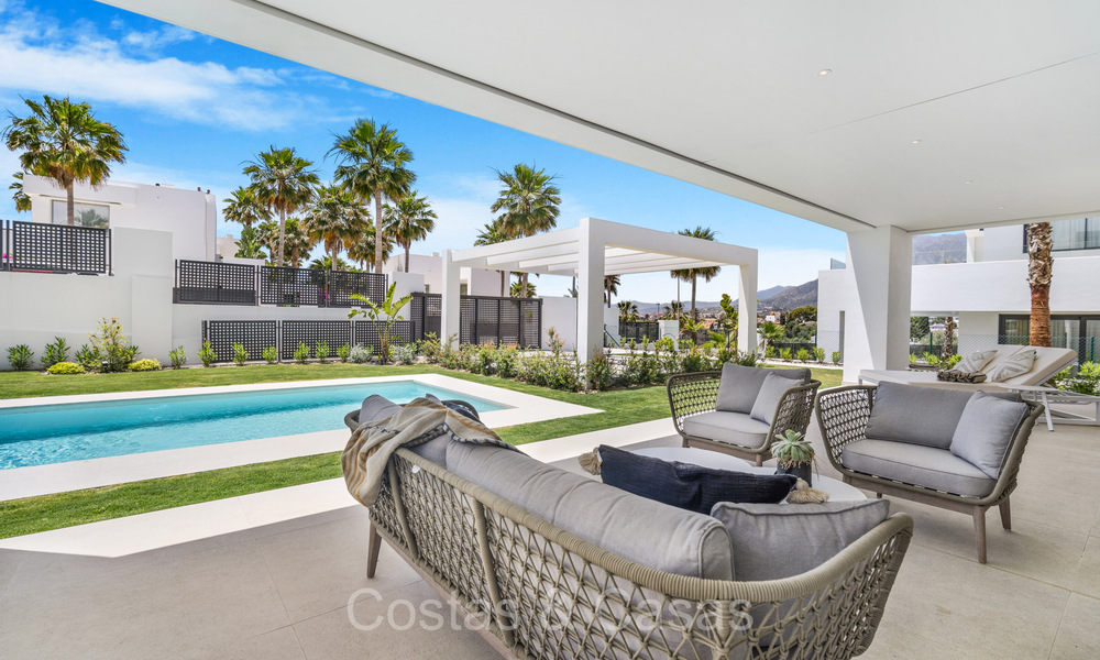 Move-in ready, modernist luxury villa for sale in Marbella East 72763