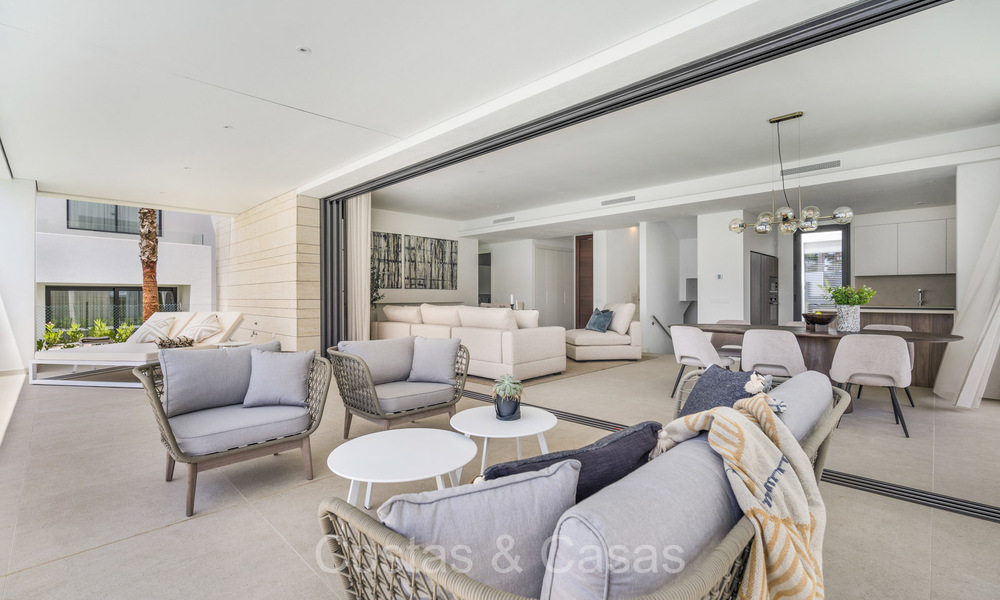 Move-in ready, modernist luxury villa for sale in Marbella East 72766