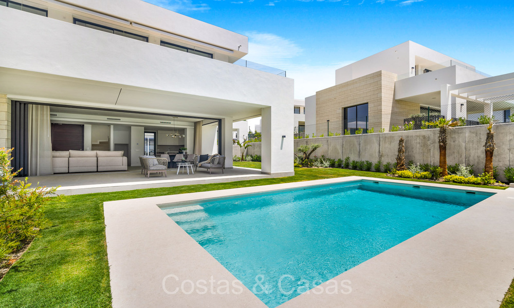 Move-in ready, modernist luxury villa for sale in Marbella East 72767