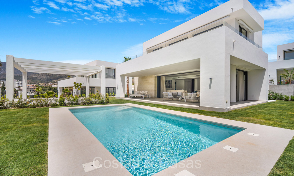 Move-in ready, modernist luxury villa for sale in Marbella East 72768