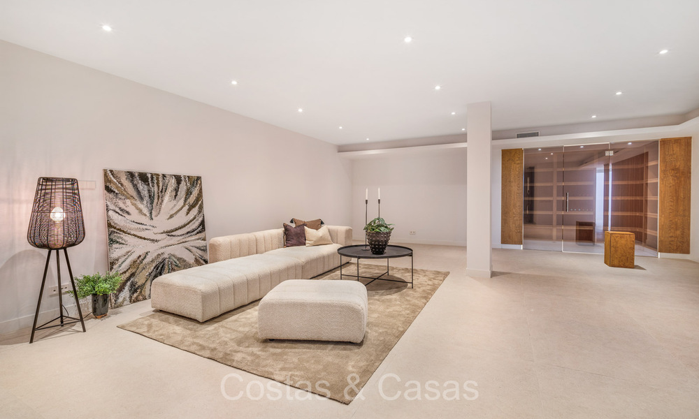 Move-in ready, modernist luxury villa for sale in Marbella East 72770