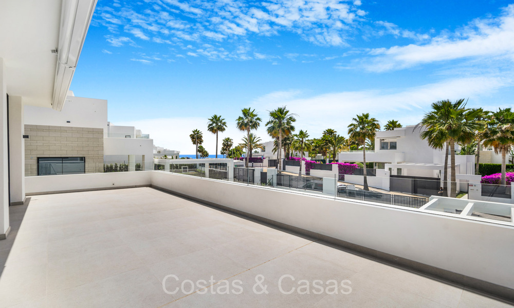 Move-in ready, modernist luxury villa for sale in Marbella East 72779