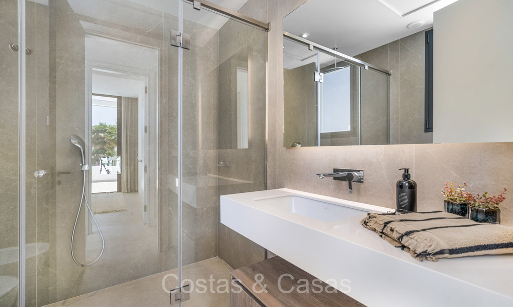 Move-in ready, modernist luxury villa for sale in Marbella East 72781