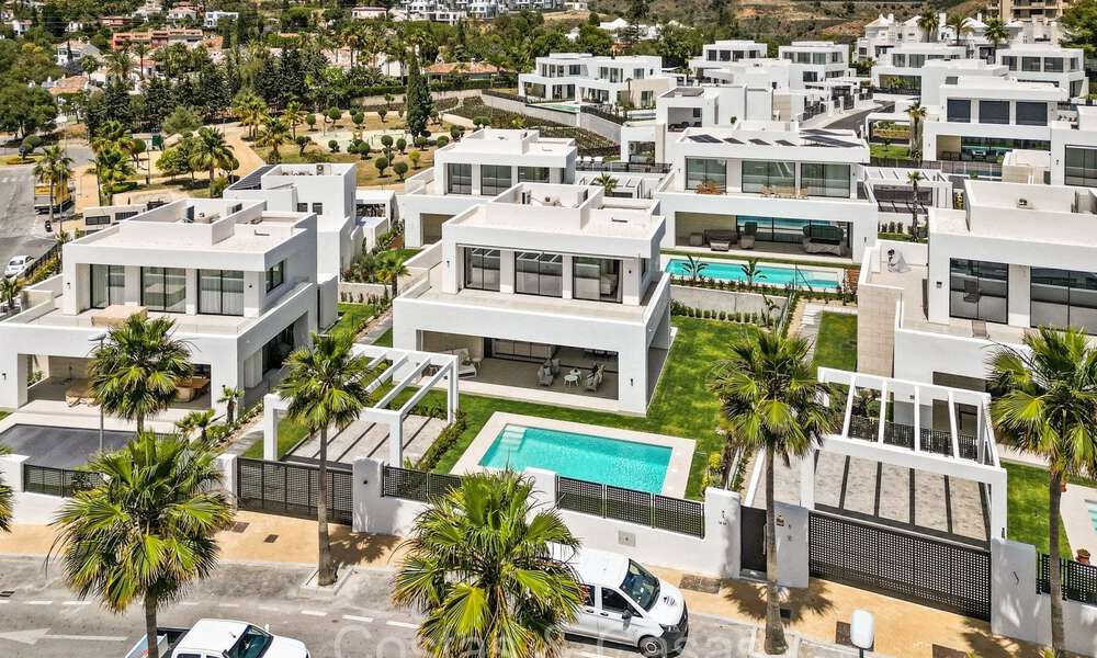 Move-in ready, modernist luxury villa for sale in Marbella East 72791