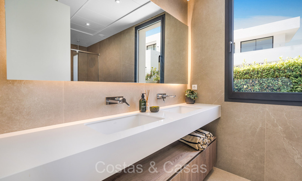 Move-in ready, modernist luxury villa for sale in Marbella East 72793