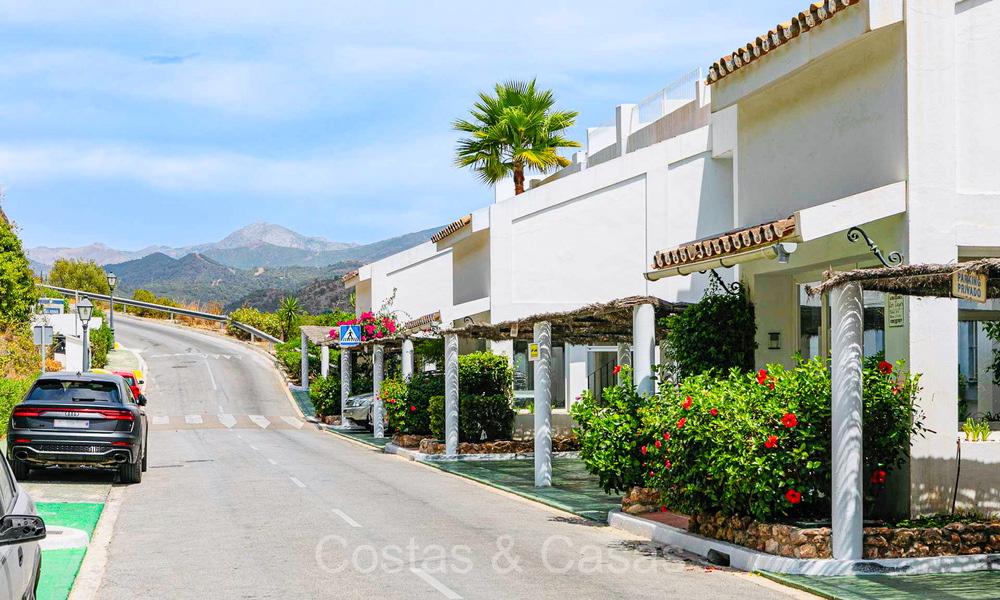 Prestigious renovated apartment for sale with spacious terrace in La Quinta golf resort, Benahavis - Marbella 72931