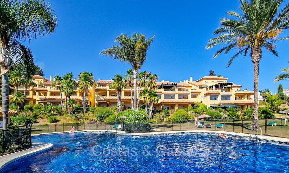 Apartment for sale within walking distance to Puerto Banus and the beach in Nueva Andalucia, Marbella 73072