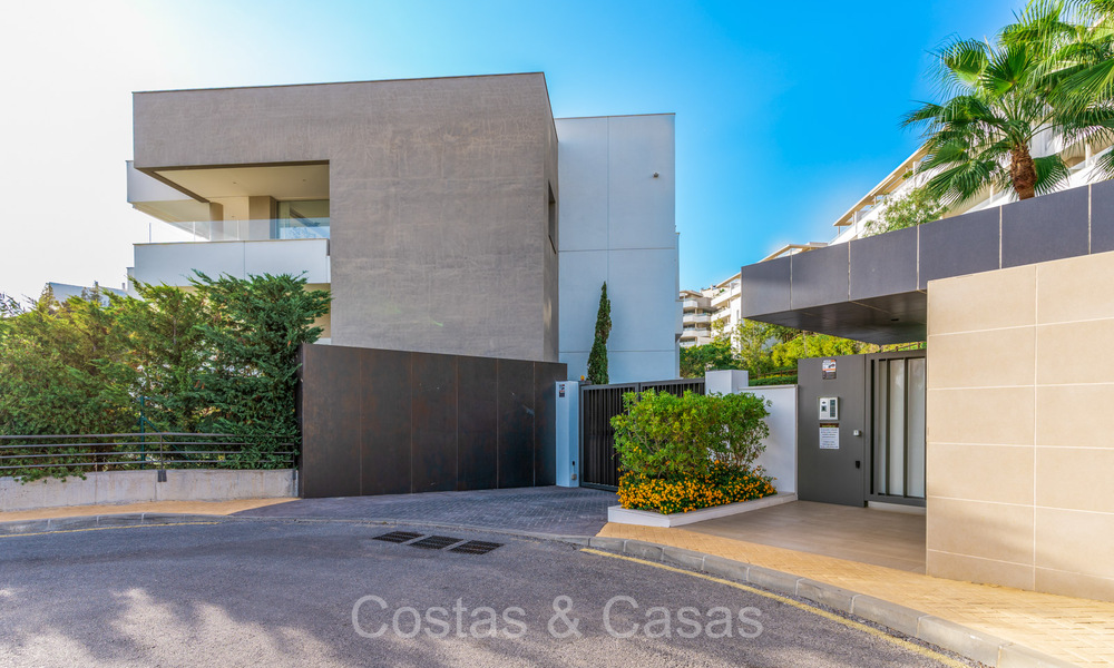 Move-in ready, modern luxury apartment for sale in the prestigious Benahavis - Marbella 73339