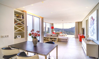 Move-in ready, contemporary apartment with sea views for sale in a gated community located in the hills of Marbella 73464 