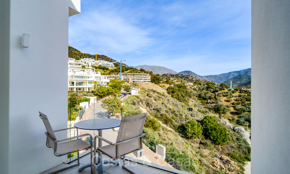 Move-in ready, contemporary apartment with sea views for sale in a gated community located in the hills of Marbella 73470