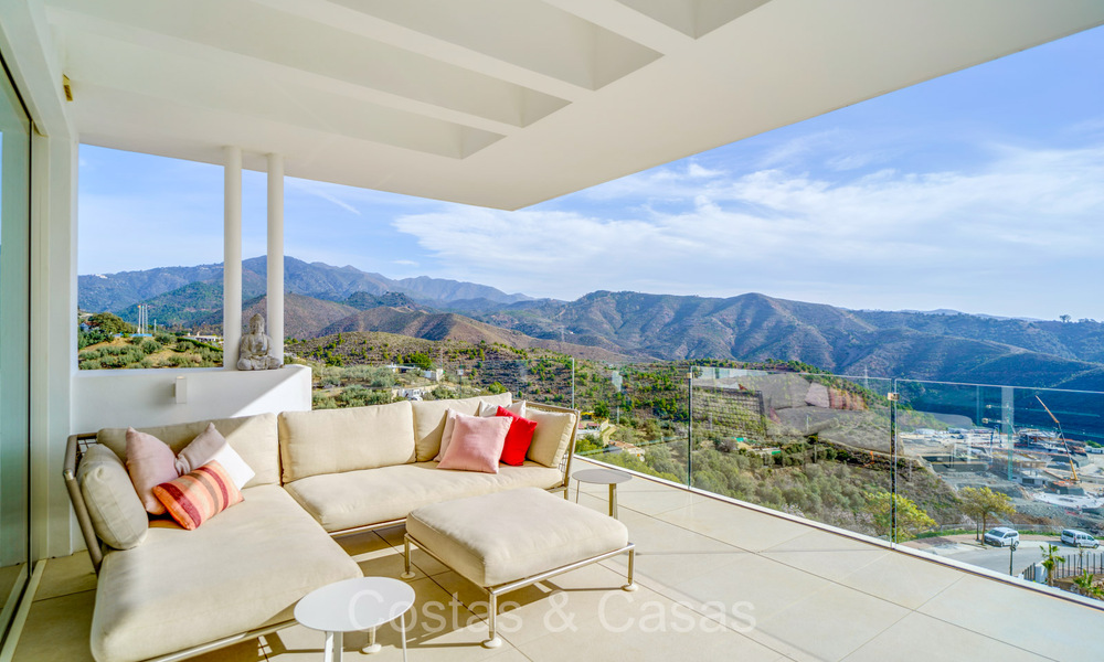 Move-in ready, contemporary apartment with sea views for sale in a gated community located in the hills of Marbella 73473