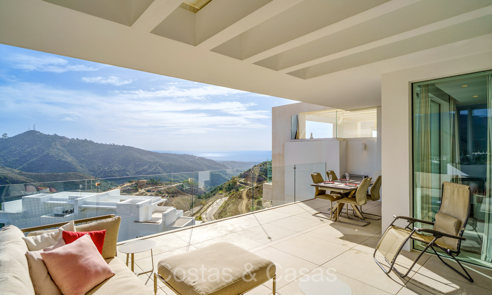 Move-in ready, contemporary apartment with sea views for sale in a gated community located in the hills of Marbella 73474