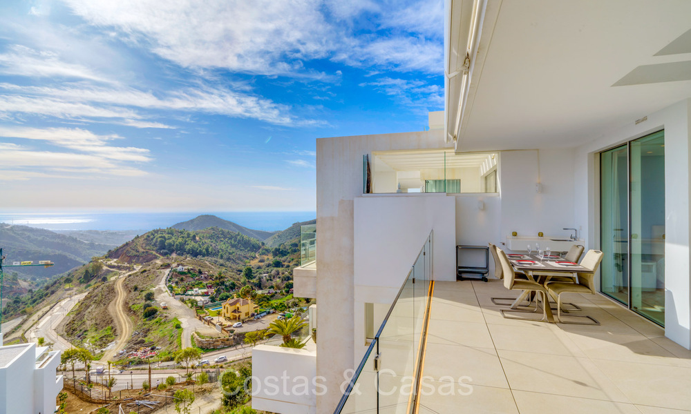 Move-in ready, contemporary apartment with sea views for sale in a gated community located in the hills of Marbella 73476