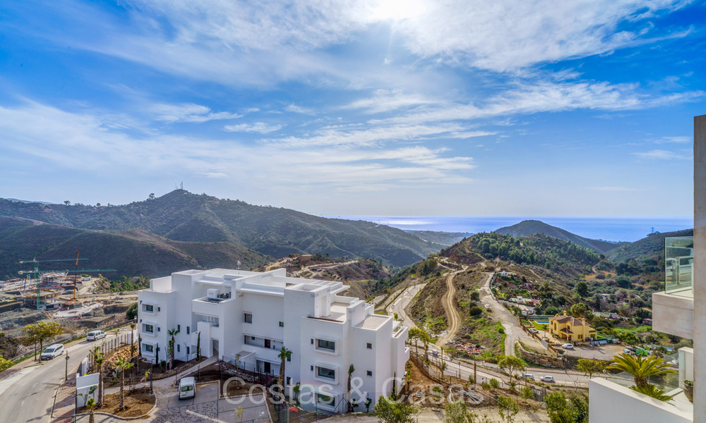 Move-in ready, contemporary apartment with sea views for sale in a gated community located in the hills of Marbella 73477