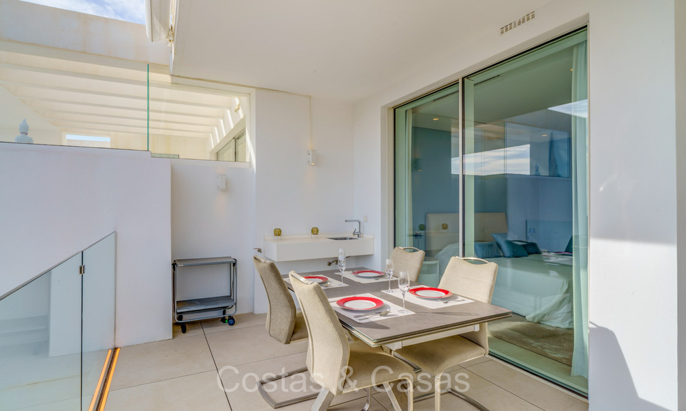 Move-in ready, contemporary apartment with sea views for sale in a gated community located in the hills of Marbella 73478