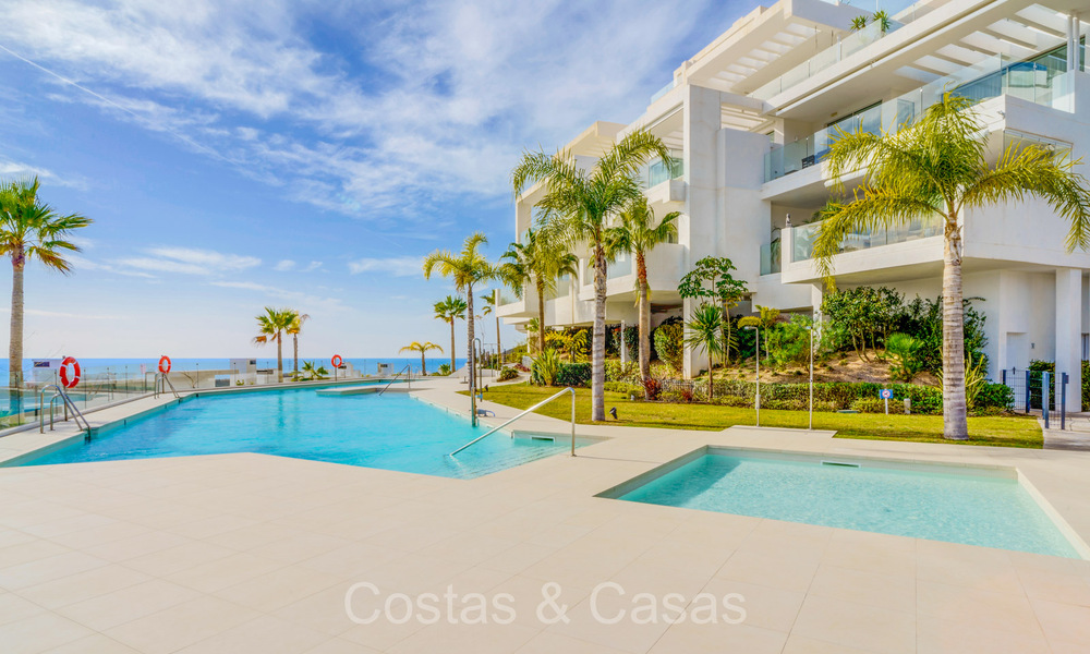 Move-in ready, contemporary apartment with sea views for sale in a gated community located in the hills of Marbella 73480