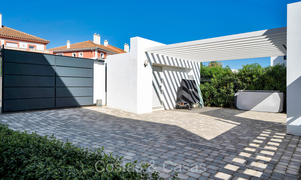 Stunning modern luxury villa for sale in a prime residential area on the New Golden Mile between Marbella and Estepona 73758