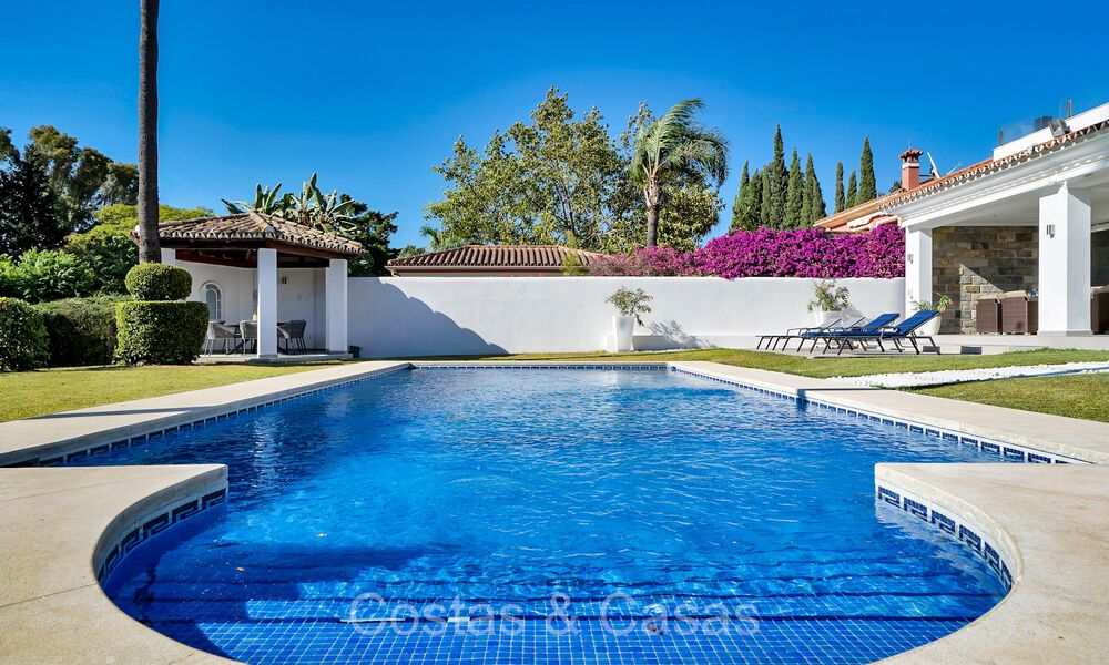 Spacious Mediterranean style family villa for sale, frontline golf on the New Golden Mile, Marbella - Benahavis 73583