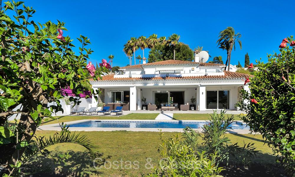 Spacious Mediterranean style family villa for sale, frontline golf on the New Golden Mile, Marbella - Benahavis 73584