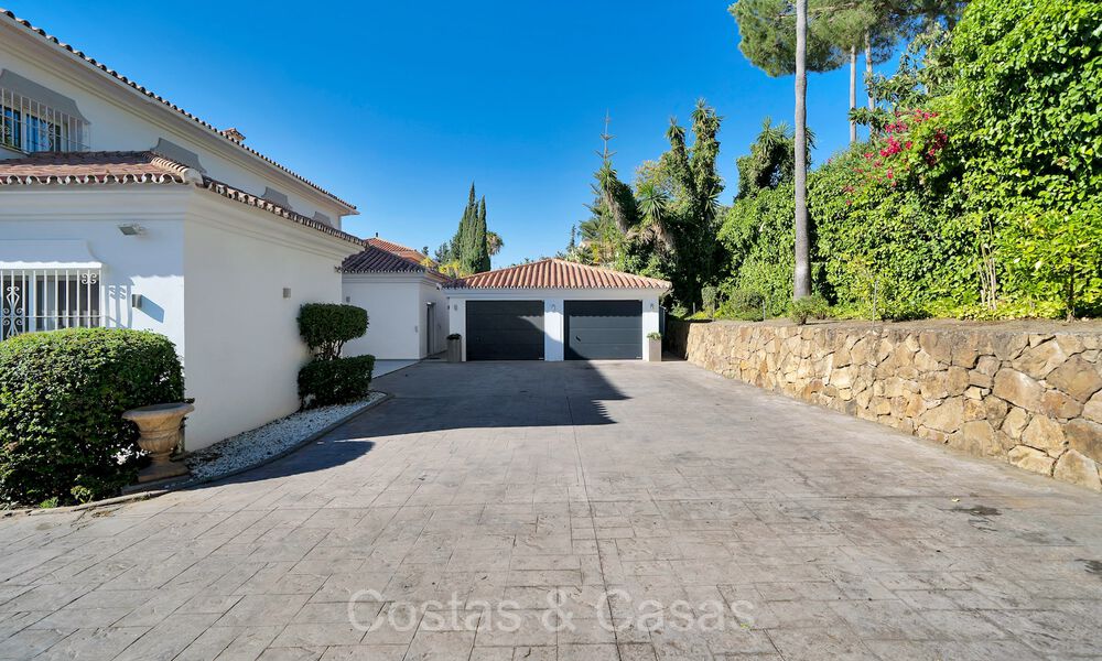 Spacious Mediterranean style family villa for sale, frontline golf on the New Golden Mile, Marbella - Benahavis 73587