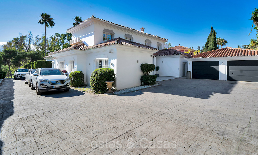 Spacious Mediterranean style family villa for sale, frontline golf on the New Golden Mile, Marbella - Benahavis 73588