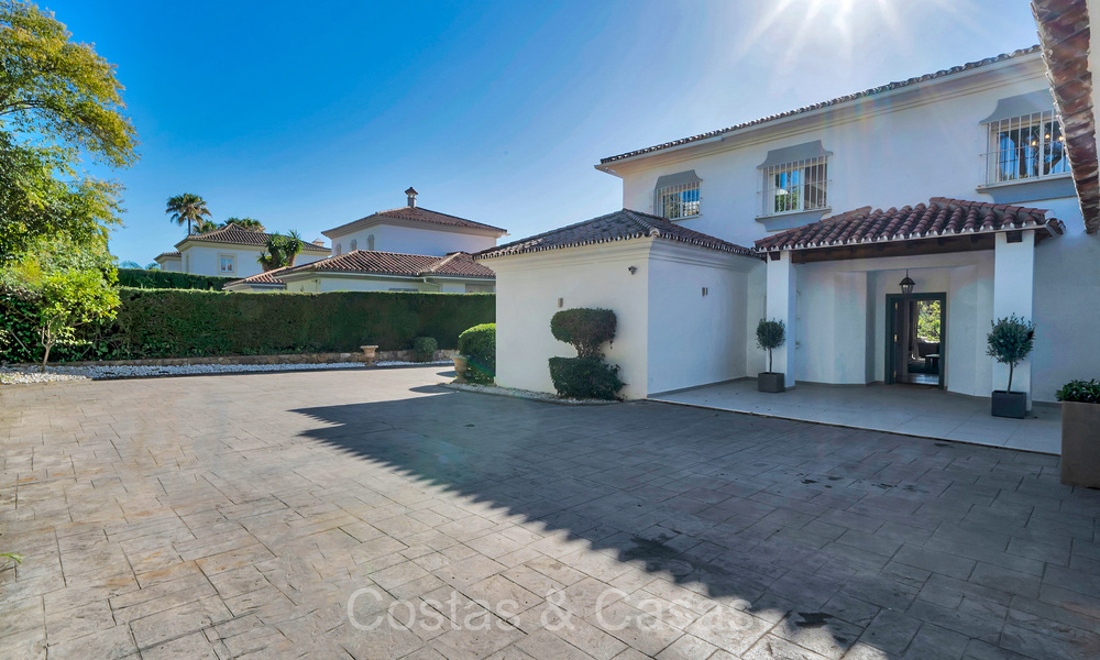 Spacious Mediterranean style family villa for sale, frontline golf on the New Golden Mile, Marbella - Benahavis 73589