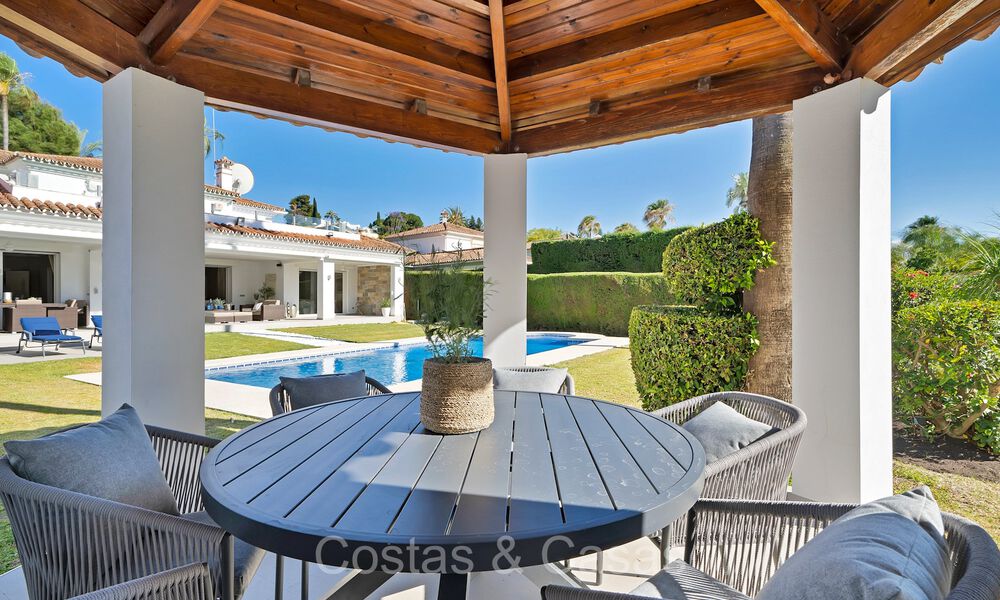 Spacious Mediterranean style family villa for sale, frontline golf on the New Golden Mile, Marbella - Benahavis 73634