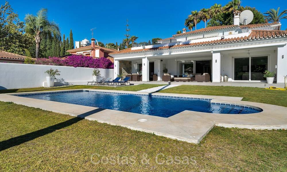 Spacious Mediterranean style family villa for sale, frontline golf on the New Golden Mile, Marbella - Benahavis 73636