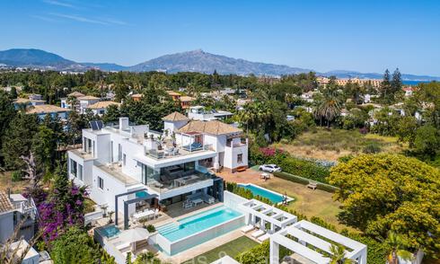 Elegant, modern luxury villa for sale walking distance to the beach on the New Golden Mile between Marbella and Estepona 73941