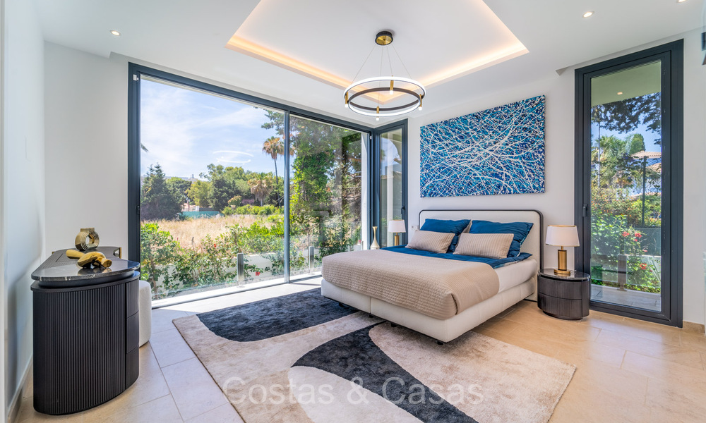 Elegant, modern luxury villa for sale walking distance to the beach on the New Golden Mile between Marbella and Estepona 73944