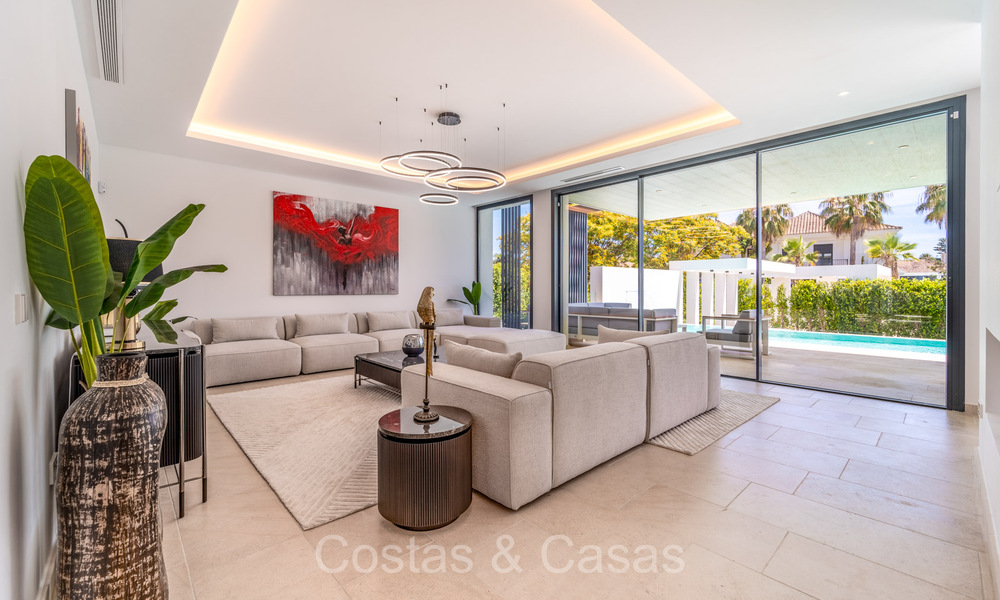 Elegant, modern luxury villa for sale walking distance to the beach on the New Golden Mile between Marbella and Estepona 73945