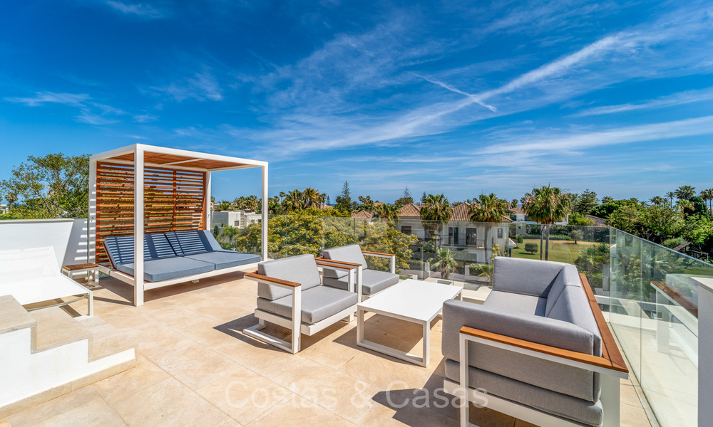 Elegant, modern luxury villa for sale walking distance to the beach on the New Golden Mile between Marbella and Estepona 73949