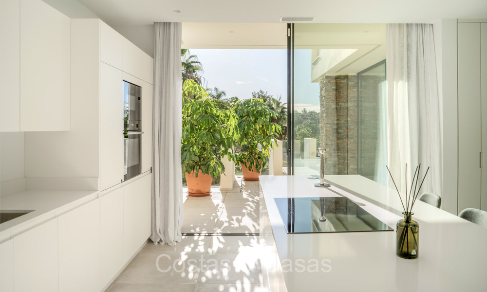 Move-in ready, luxury villa for sale within walking distance of a golf clubhouse on the New Golden Mile, Marbella - Estepona 74033