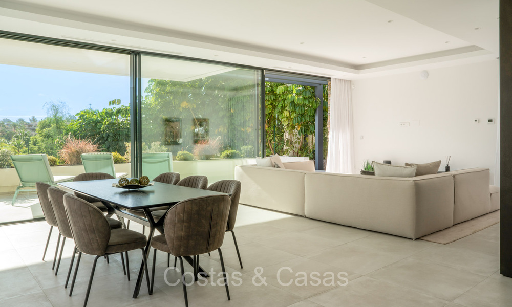 Move-in ready, luxury villa for sale within walking distance of a golf clubhouse on the New Golden Mile, Marbella - Estepona 74036