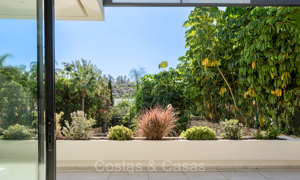 Move-in ready, luxury villa for sale within walking distance of a golf clubhouse on the New Golden Mile, Marbella - Estepona 74038