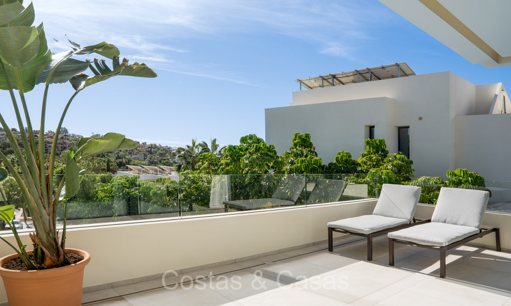 Move-in ready, luxury villa for sale within walking distance of a golf clubhouse on the New Golden Mile, Marbella - Estepona 74048