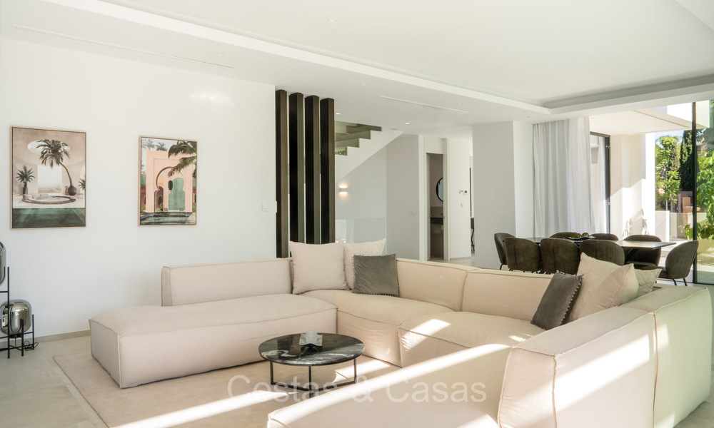 Move-in ready, luxury villa for sale within walking distance of a golf clubhouse on the New Golden Mile, Marbella - Estepona 74059