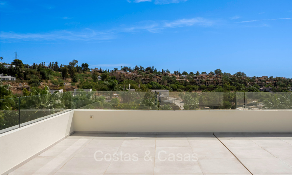 Move-in ready, luxury villa for sale within walking distance of a golf clubhouse on the New Golden Mile, Marbella - Estepona 74065