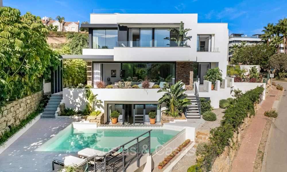 Move-in ready, luxury villa for sale within walking distance of a golf clubhouse on the New Golden Mile, Marbella - Estepona 74067