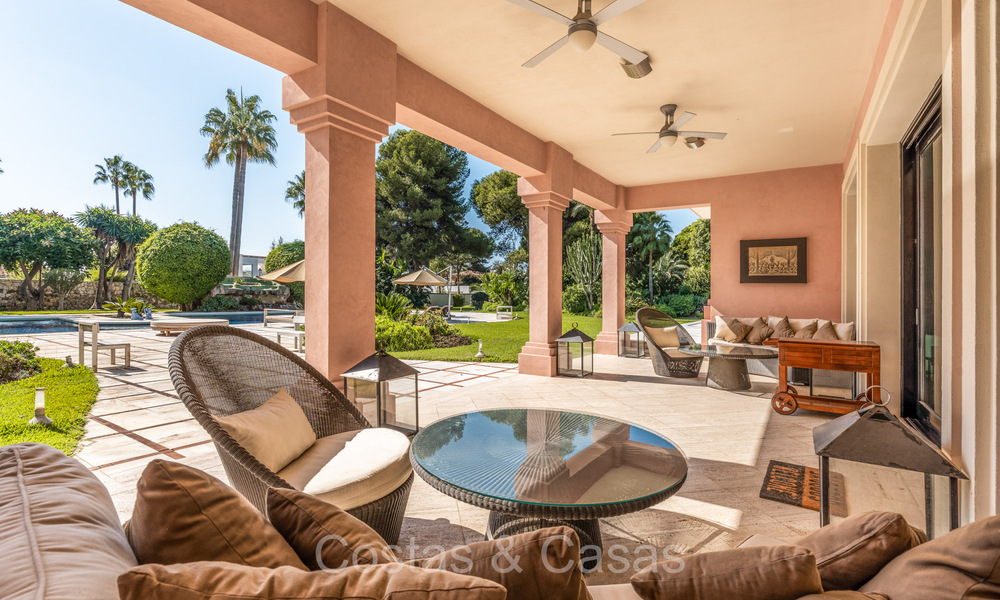 Impressive luxury villa for sale just a stone's throw from the beach on the New Golden Mile between Marbella and Estepona 74229