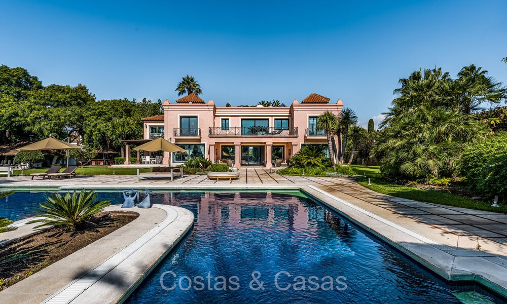 Impressive luxury villa for sale just a stone's throw from the beach on the New Golden Mile between Marbella and Estepona 74232